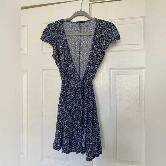 BRANDY MELVILLE Blue flower print wrap dress - Picture 1 of 3